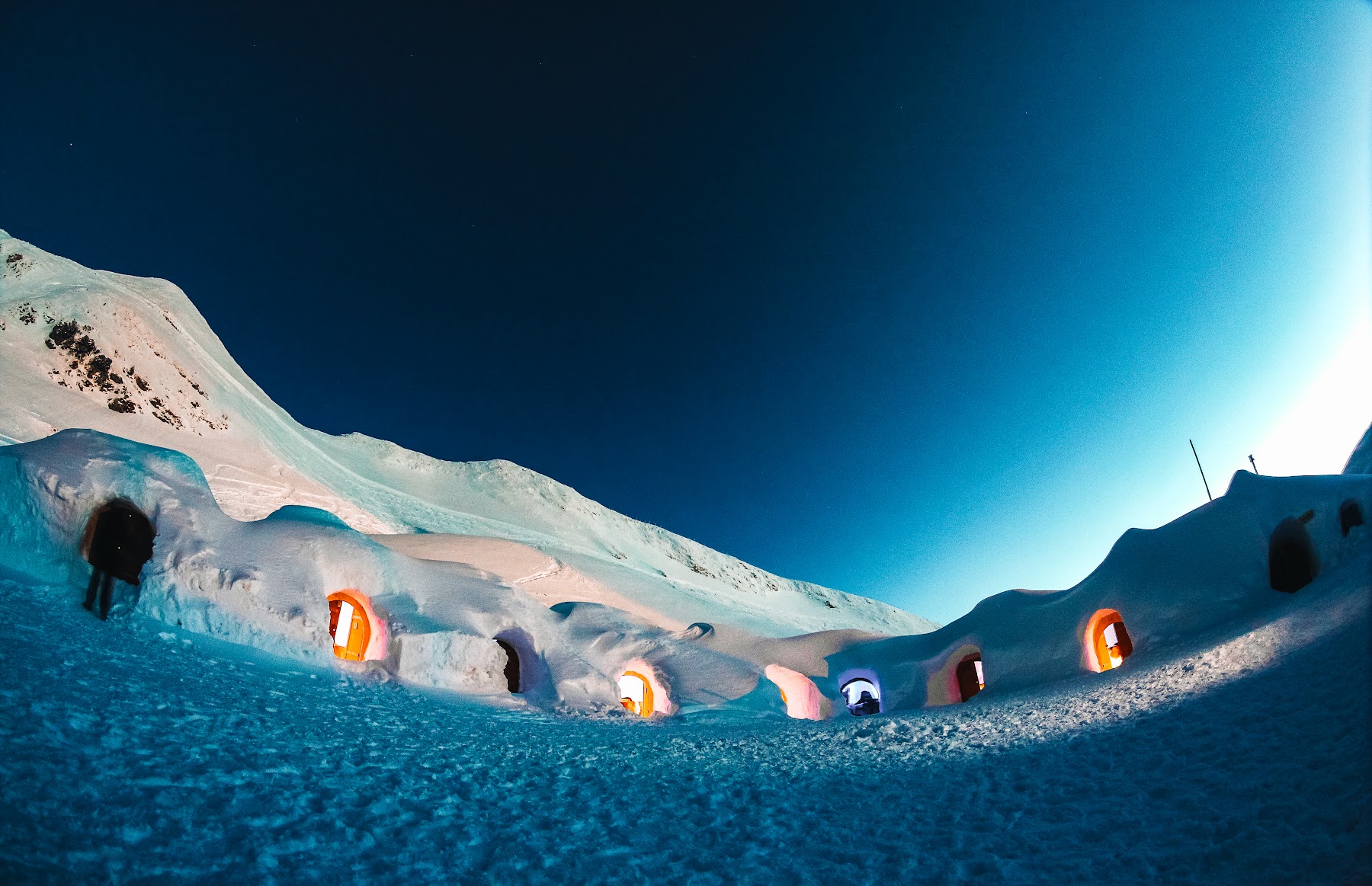 Die Iglu Lodge in der Dämmerung