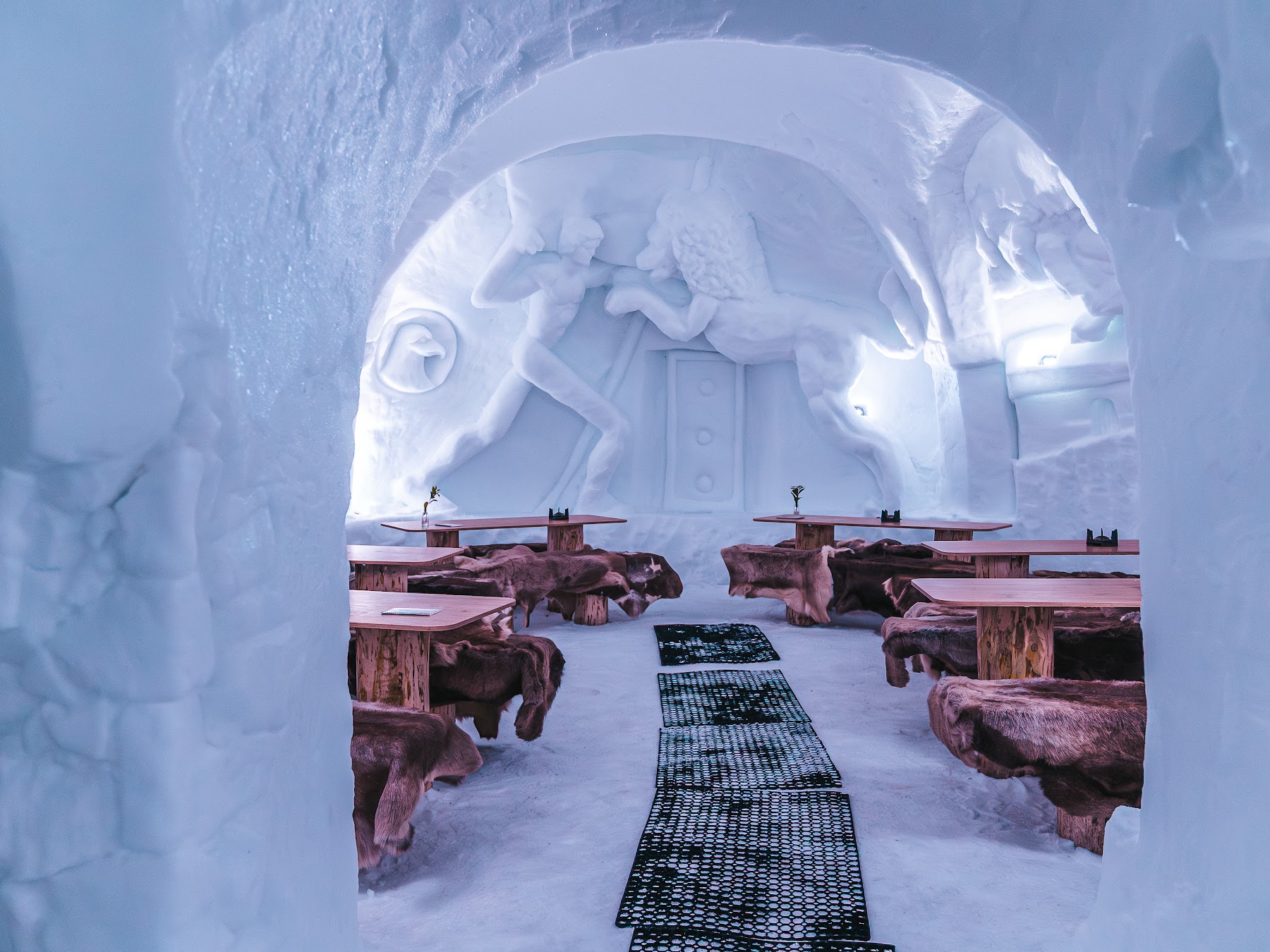 Das Iglu-Restaurant mit Holztischen