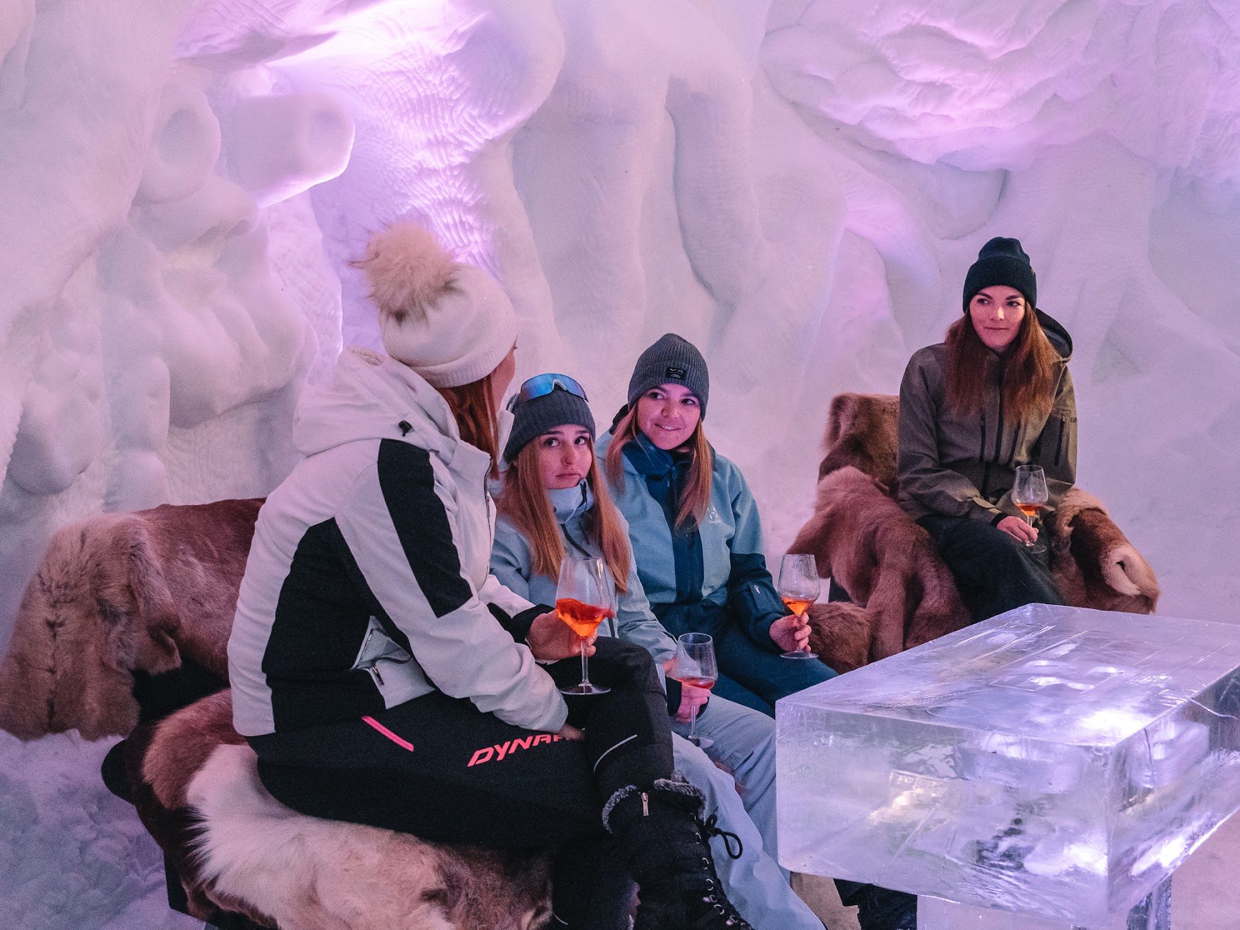 Drinks im Bar-Iglu