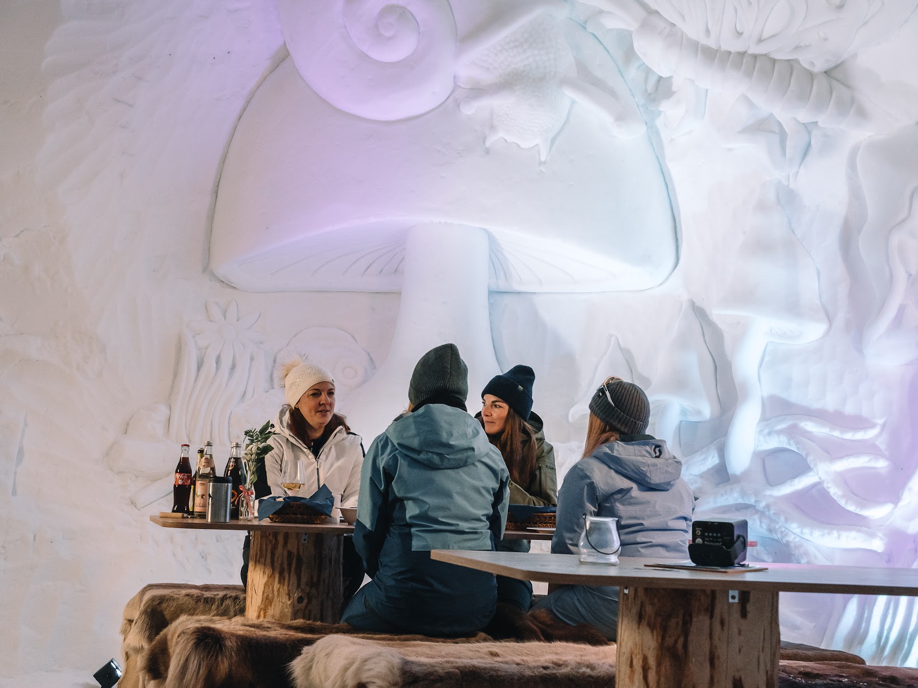 Gäste im Iglu-Restaurant