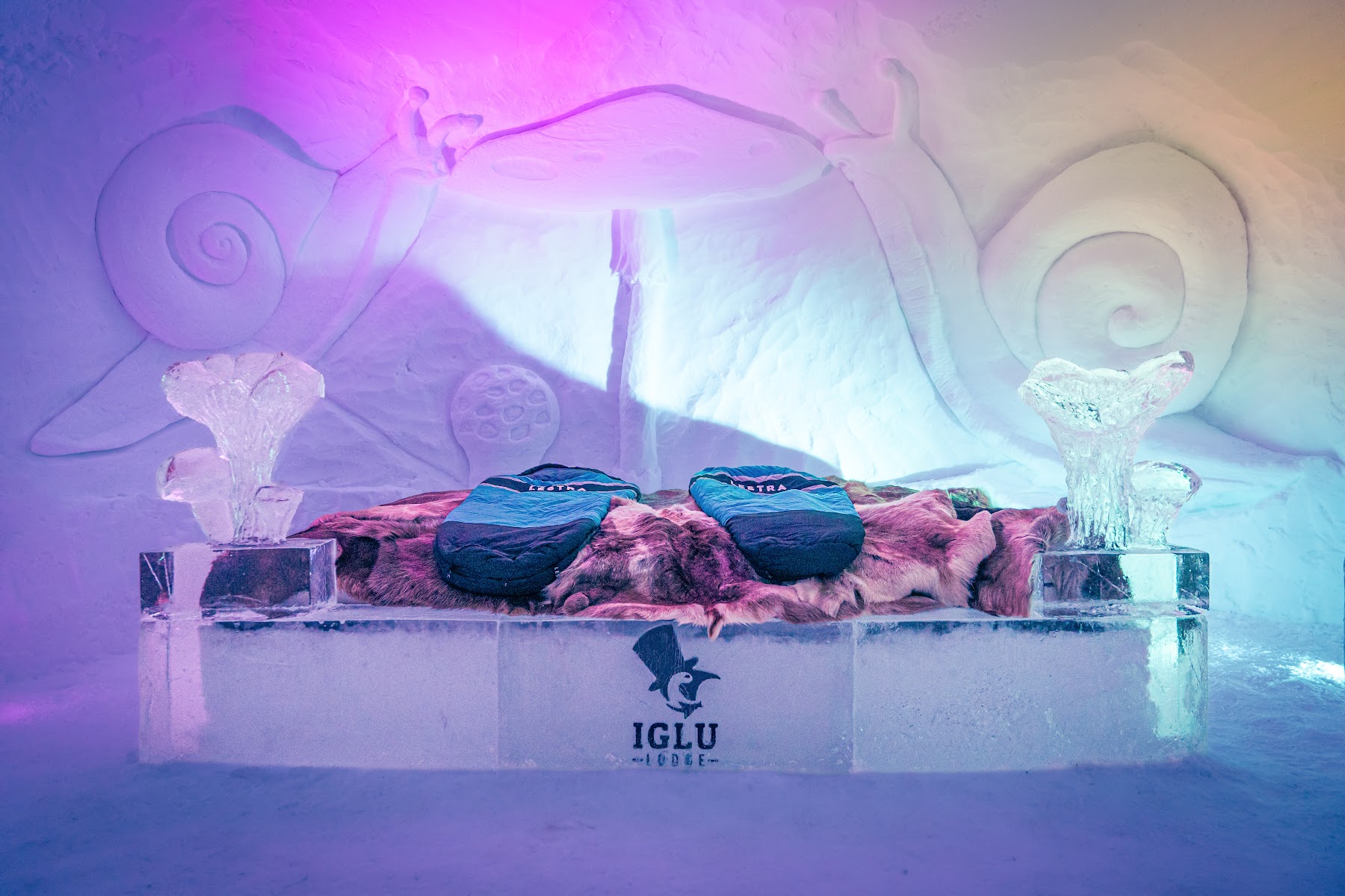 Die Iglu Suite mit Bett und Eisskulpturen