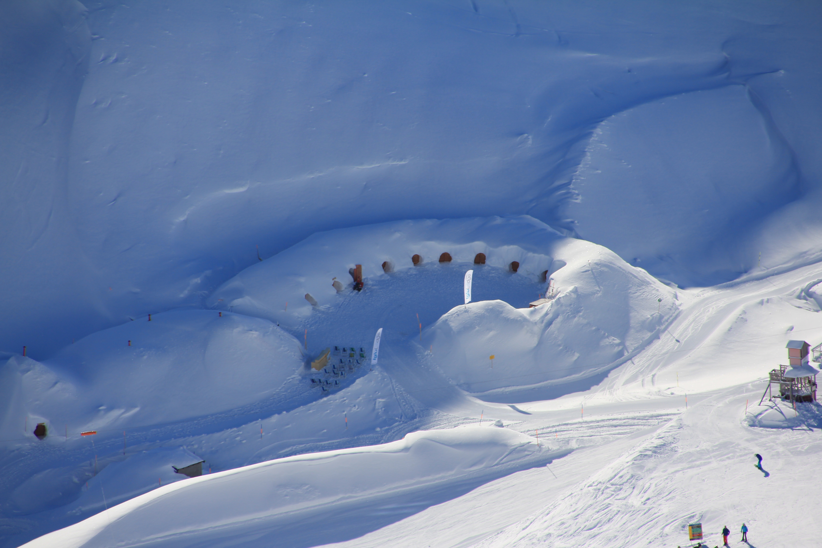 Die Iglu Lodge im Schnee am Nebelhorn, von oben